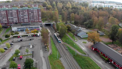El-Tranvía-Llegó-A-Gärdsås-Torg-En-Bergsjon,-Gotemburgo,-Suecia