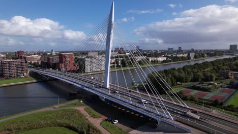 Amsterdamer-Rheinkanal-Mit-Prinzklausbrücke-Stadtzugang-Seilbrücke-Nach-Utrecht-Wohnviertel-Kanalinsel