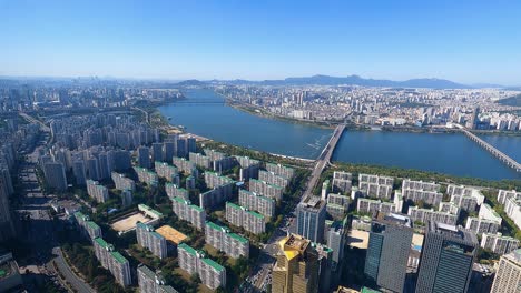 Cloudless-Seoul-Skyline-with-riverbanks-of-Han-river