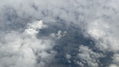 Blick-Auf-Dicke-Himmlische-Wolken-Aus-Dem-Flugzeugfenster.-Antenne