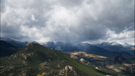 Rocky-Mountains-Tagsüber-Fallen-Im-Zeitraffer,-Während-Sich-Sturmwolken-über-Die-Landschaft-Bewegen,-4k