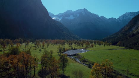 Lebendige-Ahornbäume-Am-Ahornboden-Mit-Bunten-Roten-Und-Gelben-Herbstblättern-Im-Sonnigen-Herbst-In-Den-Alpen-In-Tirol,-österreich-Mit-Einem-Wald-Am-Touristischen-Reiseort-Rissach-Engtal