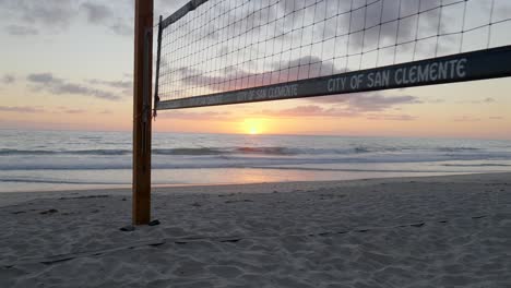 Cancha-De-Voleibol-De-Playa-Al-Atardecer-Y-Red-San-Clemente-California