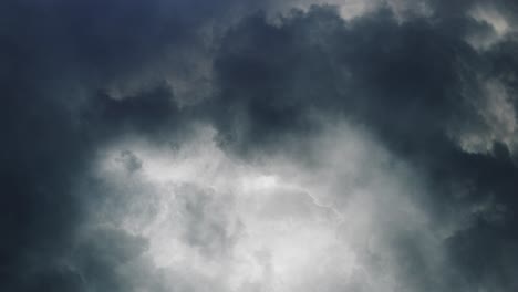 Tormentas-Eléctricas-Y-Nubes-Espesas-Moviéndose-En-El-Cielo