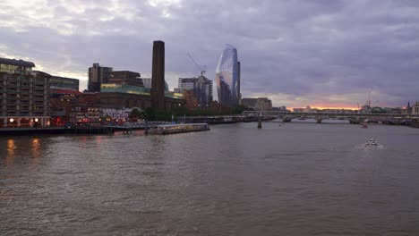 London-sunset-on-the-River-Thames-with-the-architecture-of-the-Tate-Modern-art-gallery,-One-Blackfriars-skyscraper-and-the-Millenium-Bridge