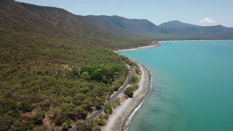 Antena-De-Drones-Bajando-Y-Paralaje-Sobre-Agua-Azul-Tropical-Y-Playa