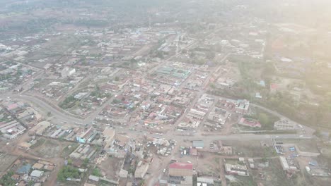 Luftaufnahme,-Die-Bei-Sonnenuntergang-über-Ein-Ländliches-Und-Abgelegenes-Afrikanisches-Dorf-Fliegt