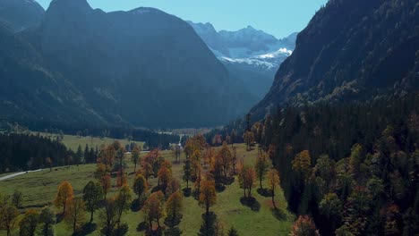 Arces-Coloridos-Con-Hojas-De-Otoño-Rojas-Y-Amarillas-En-Otoño-Soleado-Y-Vibrante-En-Las-Montañas-De-Los-Alpes-En-Tirol,-Austria-En-El-Pintoresco-Lugar-Turístico-De-Ahornboden