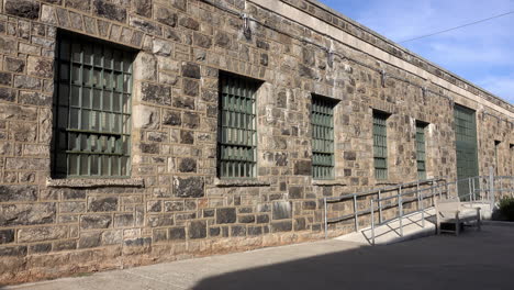 Verwaltungsgebäude-Mit-Rampe-Und-Vergitterten-Fenstern-Im-Gefängnis