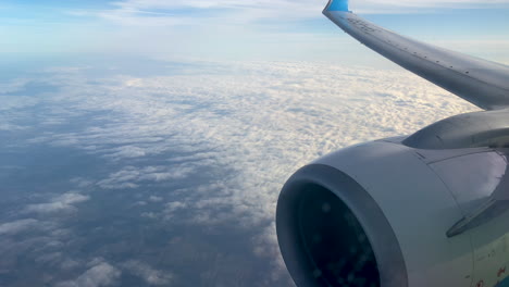 Schöne-Weiße-Wolkenüberdachung-Im-Blauen-Hellen-Himmelblick-Vom-Fensterflugzeug