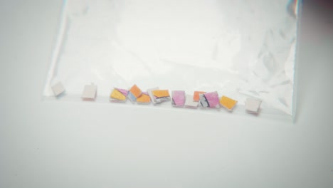 4k-Makroaufnahmen-Von-Mikrodosen-Von-LSD-Säure-Tabs-In-Einer-Plastiktüte