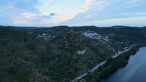 Luftaufnahme-Einer-Wunderschönen-Burg-Auf-Einem-Berg-In-Der-Nähe-Des-Flusses-Tejo-In-Belver,-Portugal
