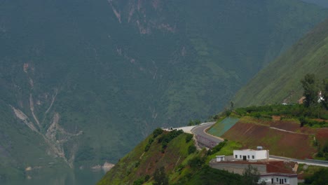 Drohnenaufnahmen-Der-Landschaft-Des-Chinesischen-Bergdorfes-Yunnan