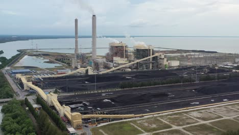 Planta-De-Energía-De-Carbón-Ultrasupercrítica-De-Malasia-Por-Tenaga-Nasional-Berhad-Tnb-Ubicada-En-Isla-Artificial,-Manjung,-Costa-De-Perak,-Utilizada-Principalmente-Como-Combustible-Para-Generar-Energía-Eléctrica