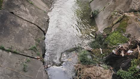 Grabenabflussrohrkanal-In-Der-Nähe-Des-Hauses