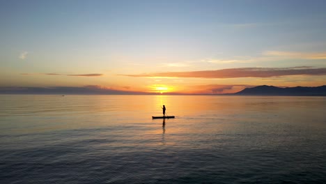 Schöne-Aussicht-Auf-Eine-Silhouette-Paddelsurfen-Bei-Sonnenuntergang-Auf-Dem-Mittelmeer-Direkt-Vor-Der-Küste-Von-Marbella-Traumurlaub