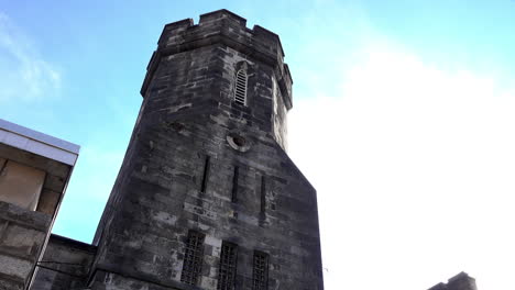 Turm-Im-Mittelalterlichen-Stil-Mit-Brüstung-Am-östlichen-Staatsgefängnis