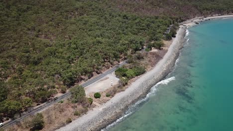 Drone-Pan-Encima-De-La-Playa-Tropical-A-La-Montaña-Verde