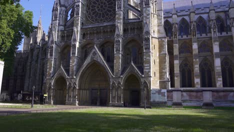 Neigender-Blick-Auf-Das-Nördliche-Querschiff-Der-Beeindruckenden-Gotischen-Architektur-Der-Westminster-Abbey-In-London,-England
