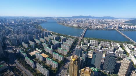 Statischer-Hyperlapse--Oder-Zeitraffer-panoramablick-Auf-Die-Skyline-Der-Innenstadt-Von-Seoul-Mit-Fahrzeugen-Auf-Der-Schnellstraße-Und-Brücken-über-Den-Fluss-Han-In-Seoul-City,-Südkorea