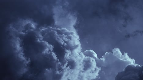 Gewitter-Treten-Zwischen-Dicken-Und-Dunklen-Wolken-Auf,-Die-Sich-Bewegen