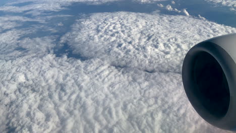Dicker-Teppich-Aus-Flauschigen-Stratuswolken,-Gesehen-Vom-Fensterflugzeug-Im-Flug