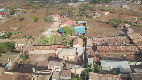 Drohnenschuss,-Der-über-Hütten-Und-Gebäude-In-Einem-Kleinen-Und-Abgelegenen-Afrikanischen-Dorf-Fliegt