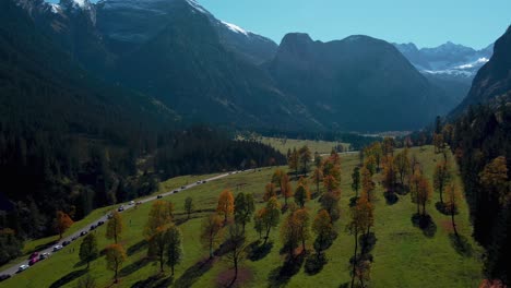 árboles-De-Arce-Vibrantes-Con-Coloridas-Hojas-De-Otoño-Rojas-Y-Amarillas-En-Otoño-Soleado-En-Las-Montañas-De-Los-Alpes-En-El-Tirol,-Austria-En-El-Pintoresco-Bosque-De-Ahornboden-En-El-Lugar-De-Viaje-Turístico-De-Rissach-Engtal