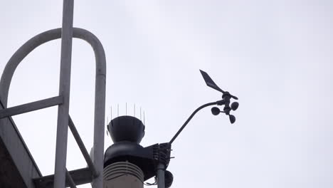 Anemometer-spinning-to-measure-wind-speed