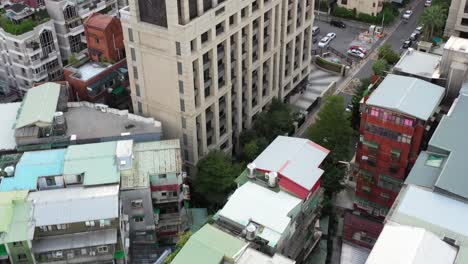 Luftaufnahme-Nach-Oben-Mit-Blick-Auf-Hohe-Dichte-Mit-Hohem-Kontrast-Von-Modernen-Und-Alten-Wohngebäuden-Und-Wohnblöcken-In-Der-Innenstadt-Von-Yongchun,-Bezirk-Xinyi,-Hauptstadt-Taipei,-Taiwan