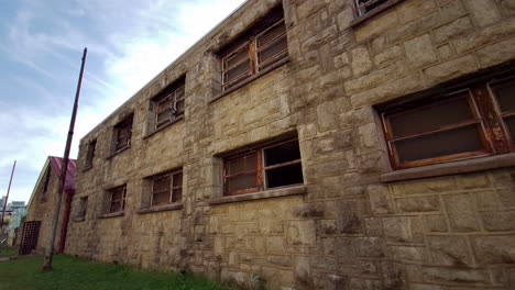 Moving-shot-of-deteriorating-prison-cellblock-exterior-at-Eastern-State-Penitentiary