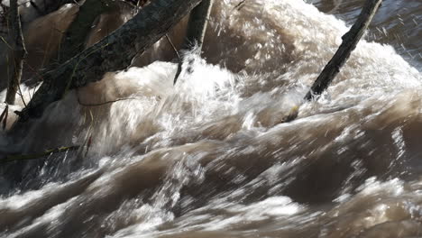 Das-Schnell-Fließende-Wasser-Des-Flusses-Pfeil,-Der-Nach-Starken-Regenfällen-Durch-Warwickshire,-England,-Fließt,-Erhöhte-Den-Flusspegel