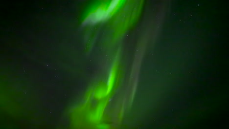 Aurora-Boreal-Verde-En-El-Cielo-Nocturno-Con-Estrellas