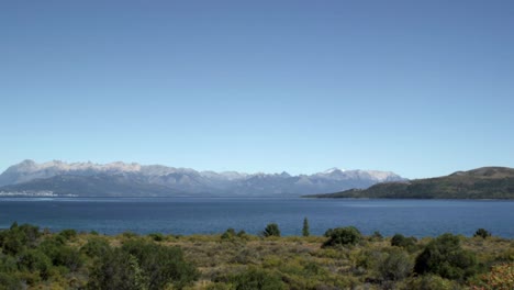 Schöne-Sonnige-Landschaft,-Berge-Am-Meer-In-Chile,-Linke-Pfanne