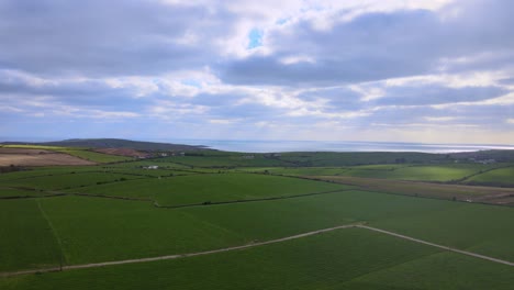 Grüne-Felder-Und-Himmel-Mit-Wolken-An-Einem-Sonnigen-Tag-An-Der-Irischen-Küste-Von-West-Cork