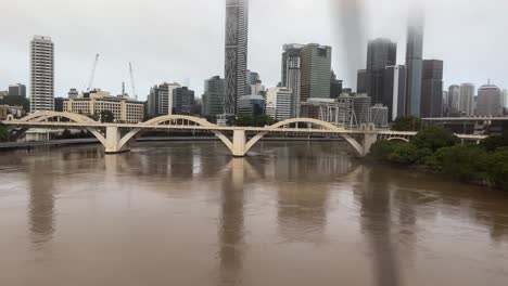 Severe-weather-forecast-across-much-of-Queensland,-Australia,-heavy-rainfall,-raise-in-water-level,-muddy-river-in-downtown-Brisbane-city