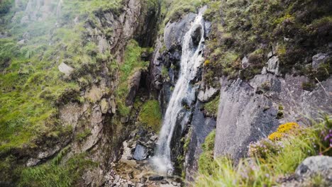 Abwärtsschuss-Des-Geheimen-Wasserfalls-In-Den-Bergen,-Zeitlupe