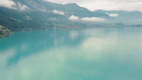 Vista-Aérea-Del-Lago-Thun,-Suiza