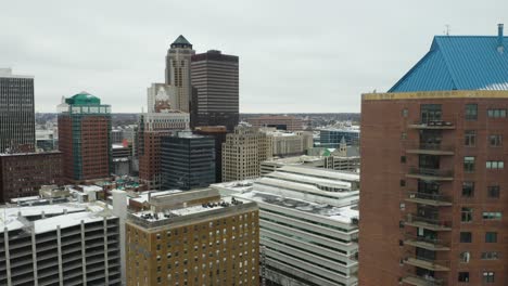 Downtown-Des-Moines,-Iowa-on-Cold-Winter-Day