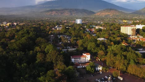 Vista-Aérea-Del-Monte-Meru-En-La-Ciudad-De-Arusha,-Tanzania