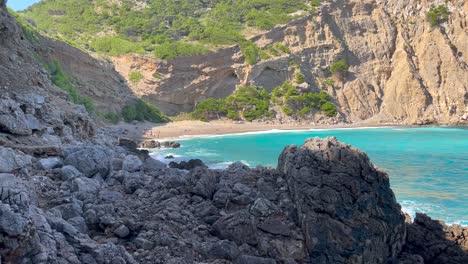 Hidden-beach,-Platja-des-Coll-Baix,-Alcudia-bay,-Mallorca,-Pan