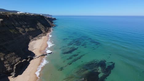 Luftaufnahme-Eines-Schönen-Einsamen-Strandes-Mit-Klarem-Wasser-Und-Hellem-Sand-An-Einem-Sommertag