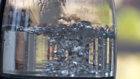Nahaufnahme-Von-Kochendem-Wasser-In-Einem-Klaren-Glastopf