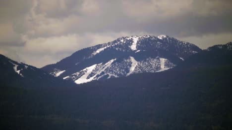 Pistas-De-Esquí-Cubiertas-De-Nieve-En-La-Montaña,-Día-Nublado,-Estática