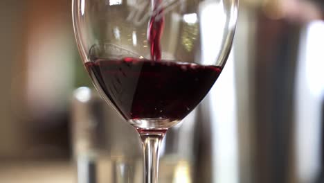 Eingießen-Von-Rotwein-In-Das-Weinglas-Im-Barossa-Valley,-Adelaide,-Südaustralien