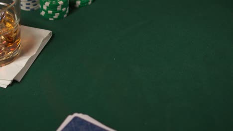 Pokerchip-Wird-Auf-Den-Tisch-Geworfen