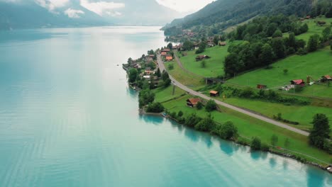 Vista-Aérea-De-Hermosas-Aguas-Azules-En-Interlaken,-Suiza