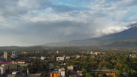 Luftaufnahme-Des-Mount-Meru-In-Der-Stadt-Arusha,-Tansania