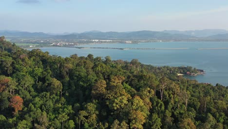 Tiro-Inclinado-Desde-El-Puerto-Deportivo-De-Telaga-Revela-Un-Hermoso-Paisaje-Montañoso-Y-El-Estrecho-De-Malaca-En-La-Isla-Langkawi,-Kedah,-Archipiélago-De-Malasia