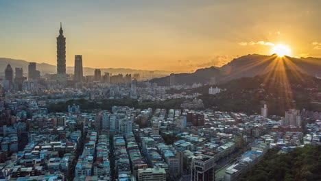 Lufthyperlapse:-Stadtbild-Der-Stadt-Taipei-Mit-Bergsilhouette-Und-Turm-101-Bei-Sonnenaufgang